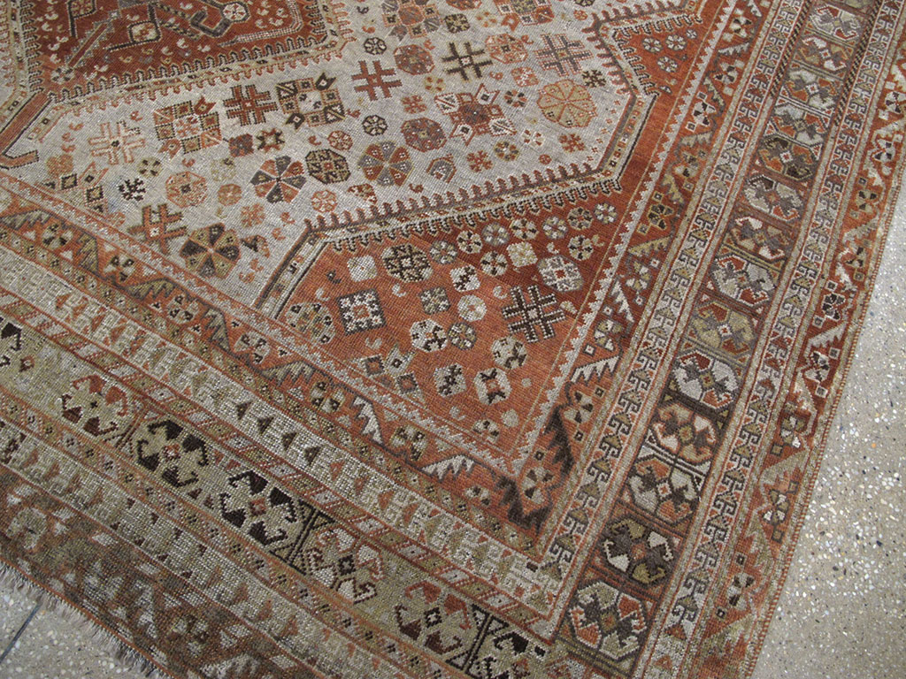 Antique Persian Shiraz Carpet, No.24061 - Galerie Shabab