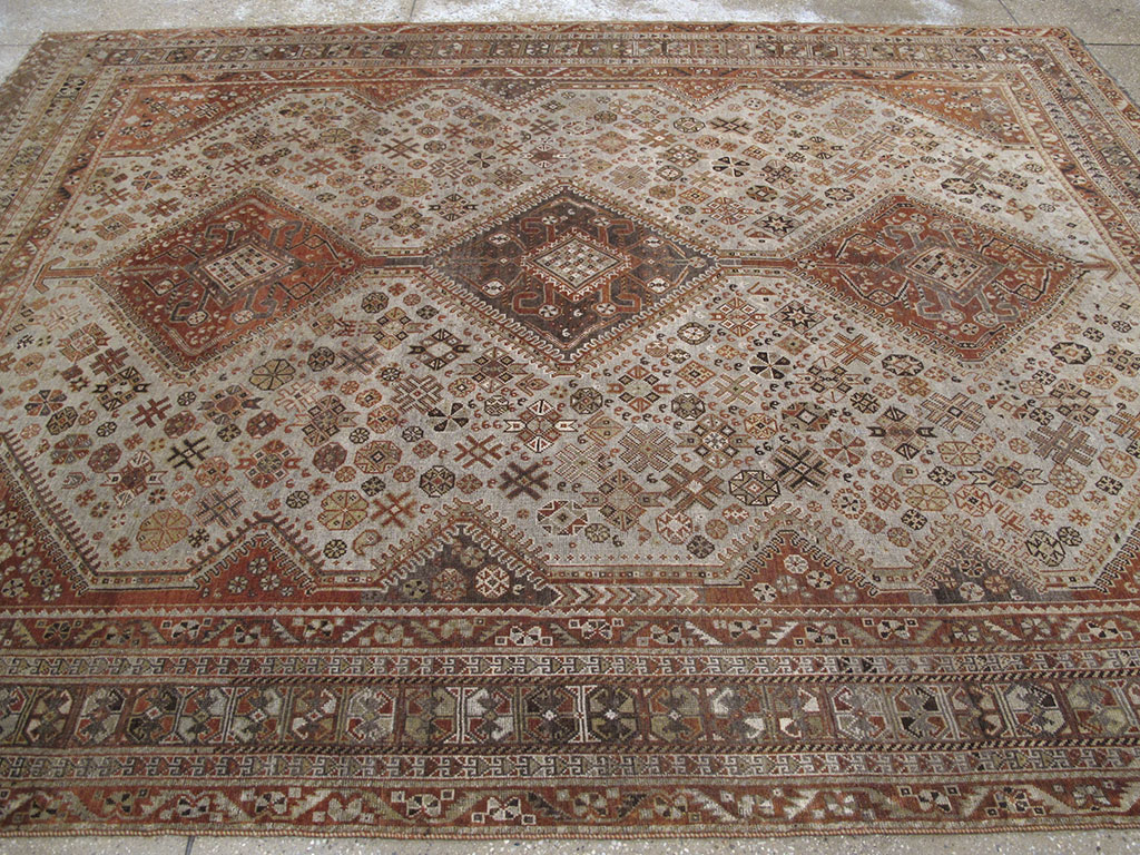 Antique Persian Shiraz Carpet, No.24061 - Galerie Shabab