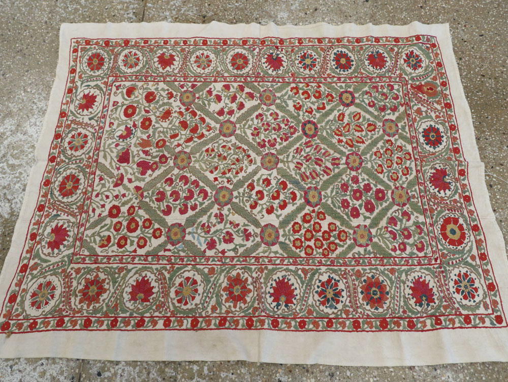Vintage Central Asian Embroidered Suzani Textile, No.24185 - Galerie Shabab