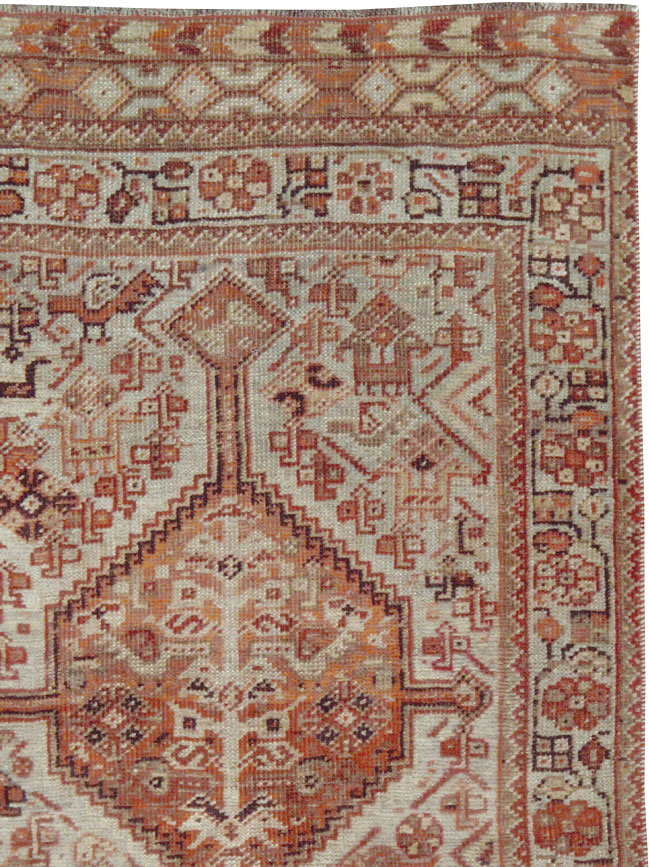 Antique Persian Shiraz Rug, No.24273 - Galerie Shabab