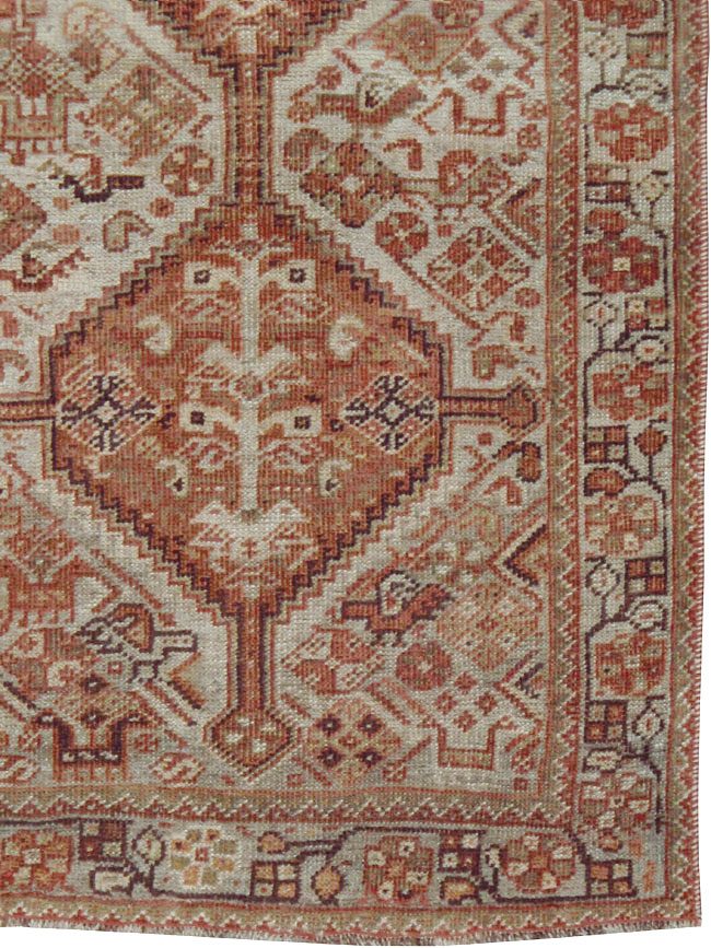 Antique Persian Shiraz Rug, No.24273 - Galerie Shabab
