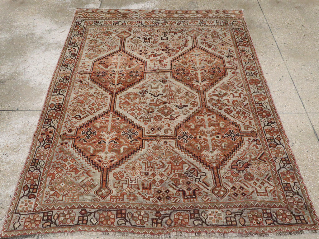 Antique Persian Shiraz Rug, No.24273 - Galerie Shabab