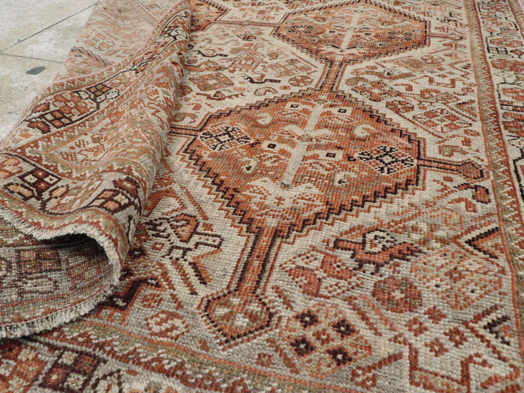Antique Persian Shiraz Rug, No.24273 - Galerie Shabab