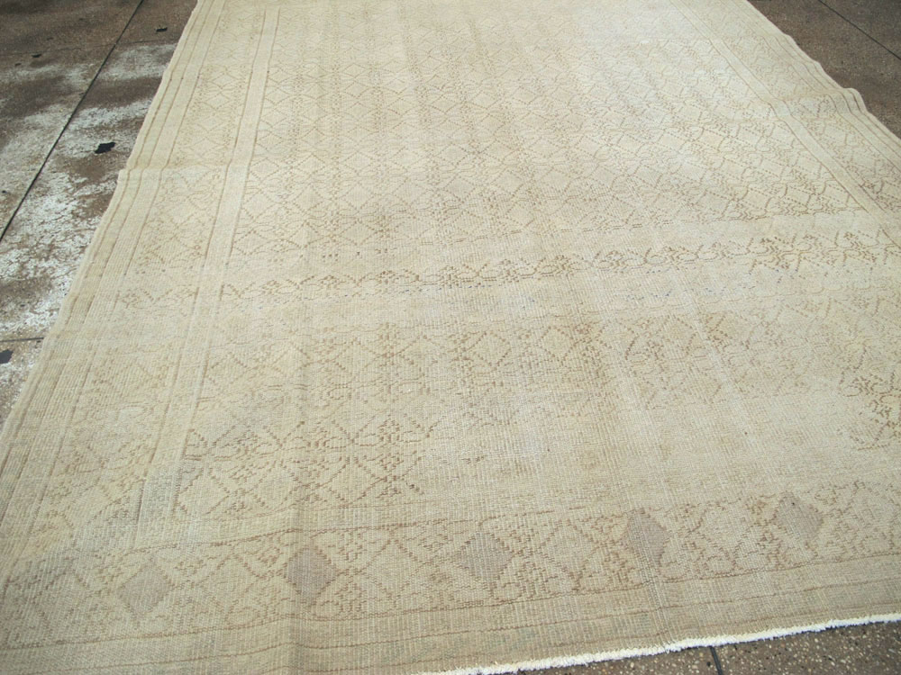 Vintage Turkish Sivas Distressed Carpet, No.24288 - Galerie Shabab