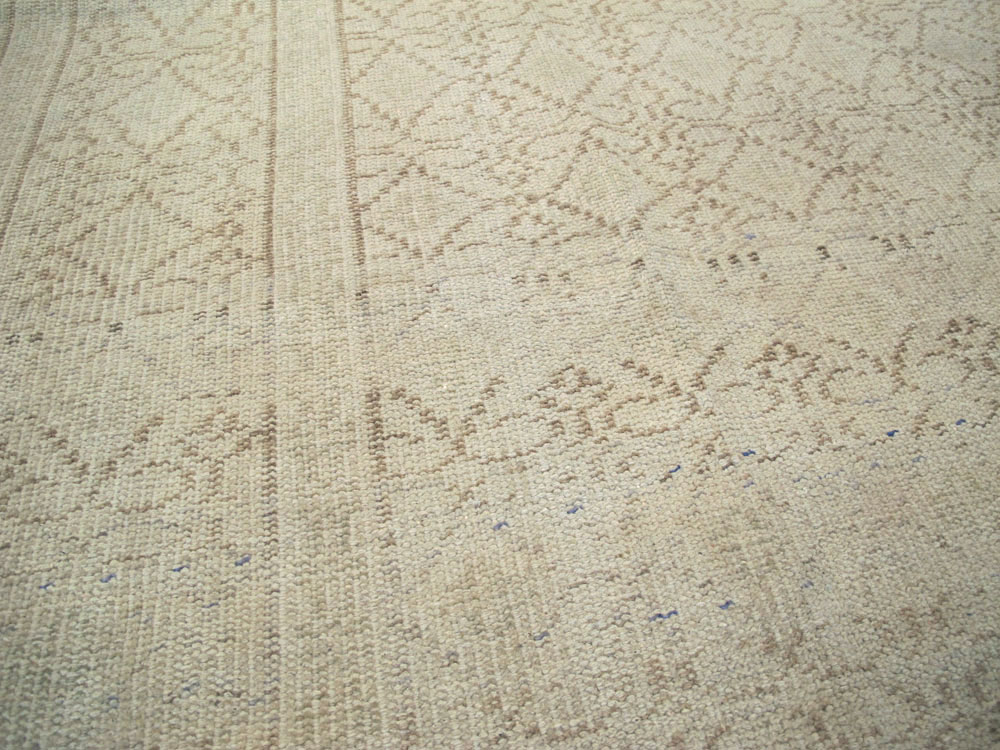 Vintage Turkish Sivas Distressed Carpet, No.24288 - Galerie Shabab