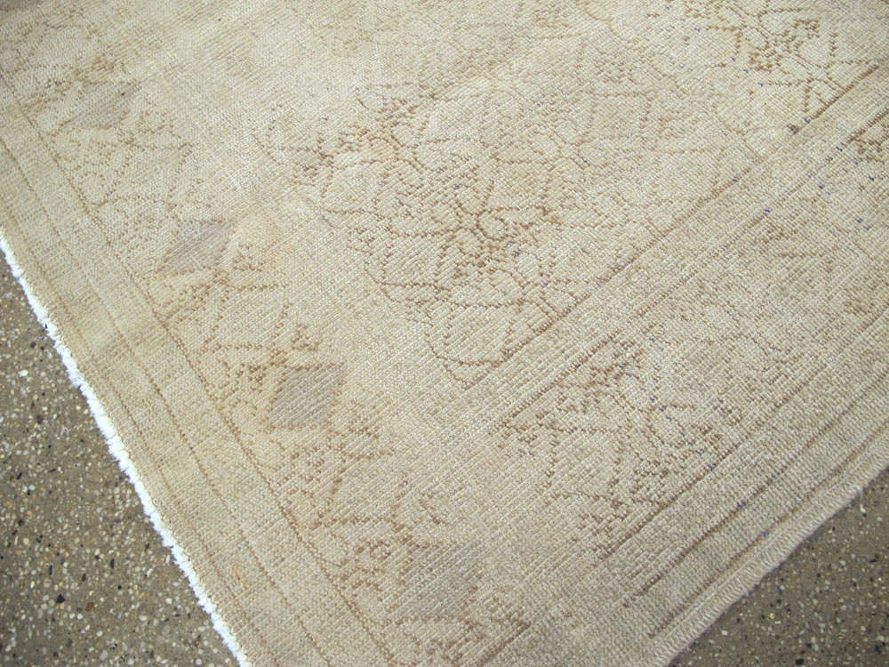 Vintage Turkish Sivas Distressed Carpet, No.24288 - Galerie Shabab