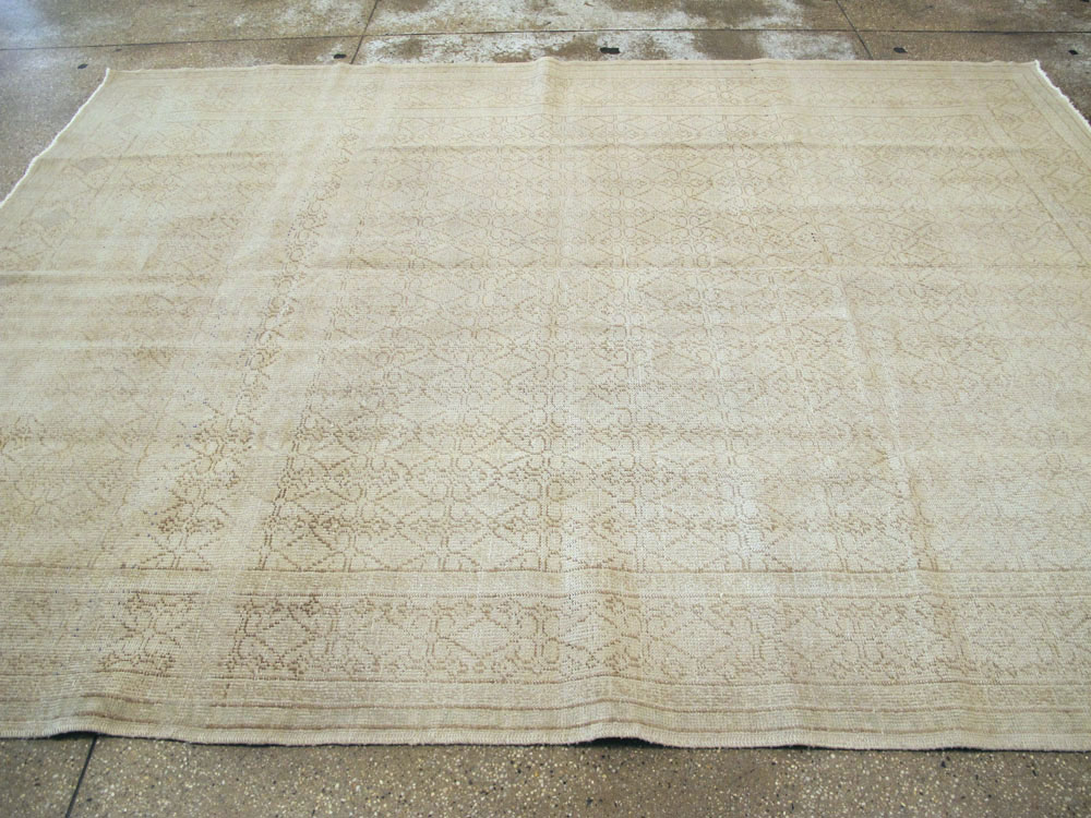 Vintage Turkish Sivas Distressed Carpet, No.24288 - Galerie Shabab