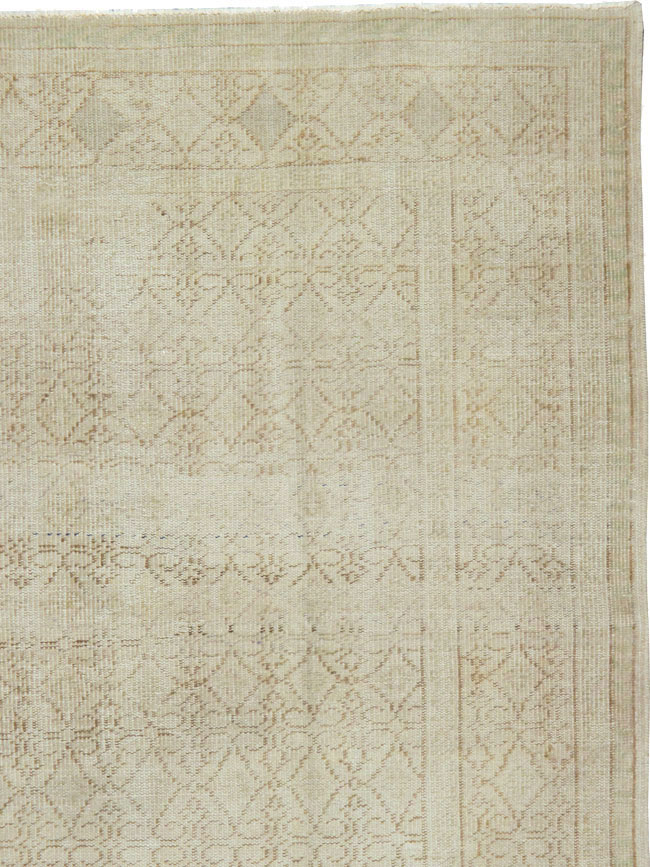 Vintage Turkish Sivas Distressed Carpet, No.24288 - Galerie Shabab