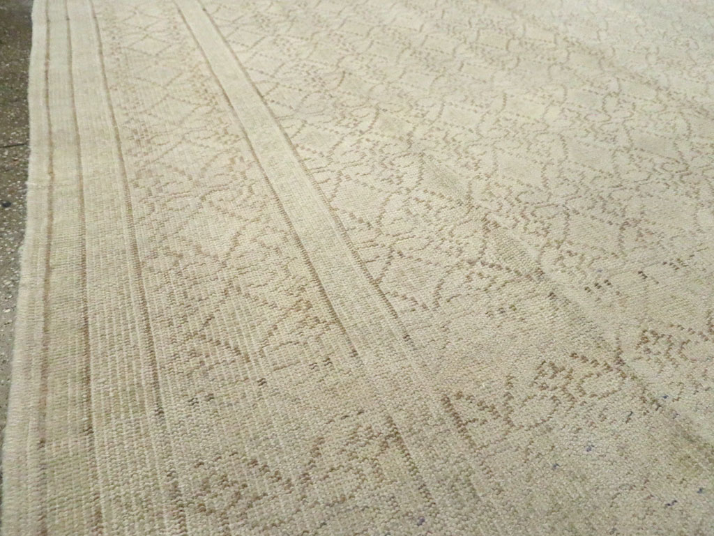 Vintage Turkish Sivas Distressed Carpet, No.24288 - Galerie Shabab