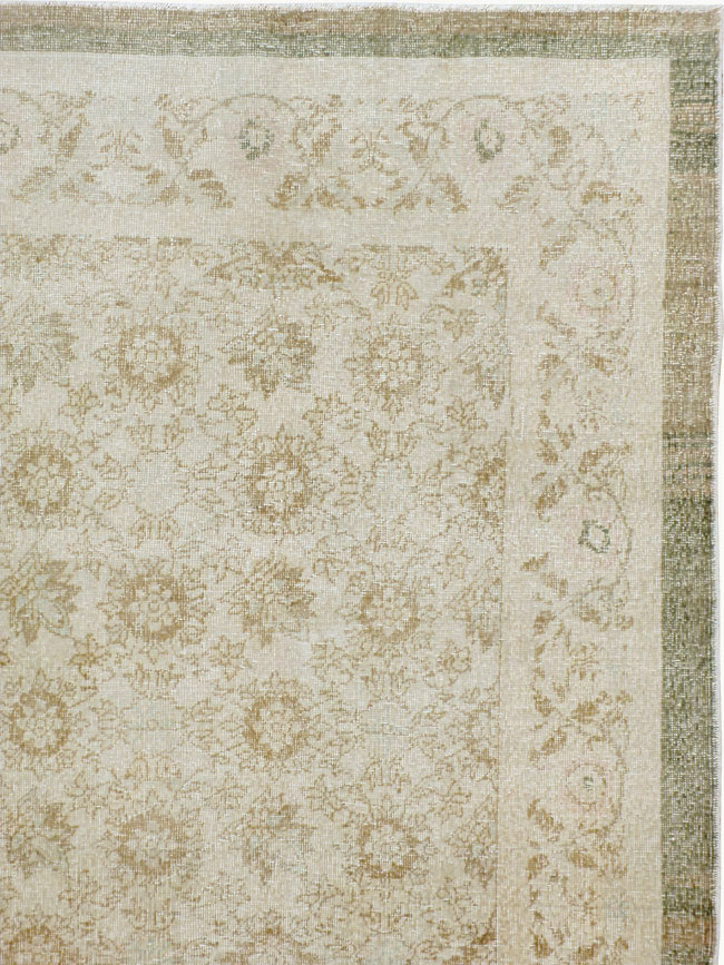 Vintage Turkish Sivas Distressed Rug, No.24401 - Galerie Shabab