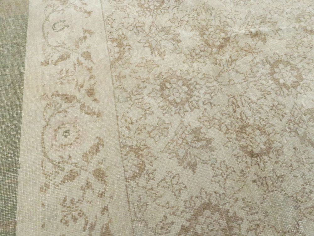 Vintage Turkish Sivas Distressed Rug, No.24401 - Galerie Shabab