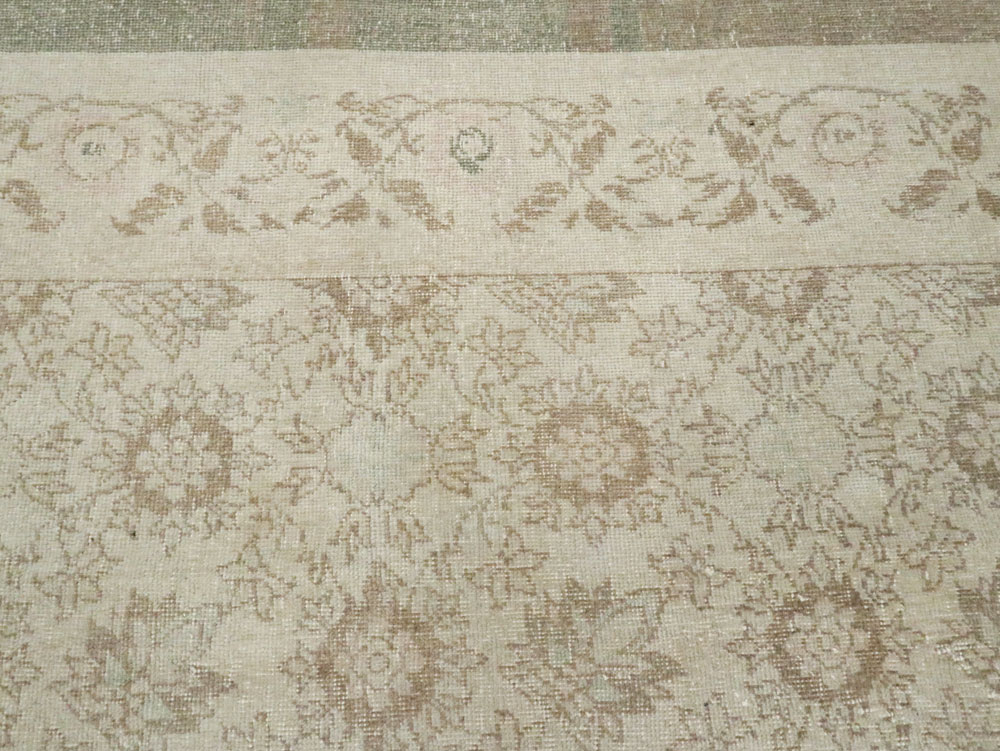 Vintage Turkish Sivas Distressed Rug, No.24401 - Galerie Shabab