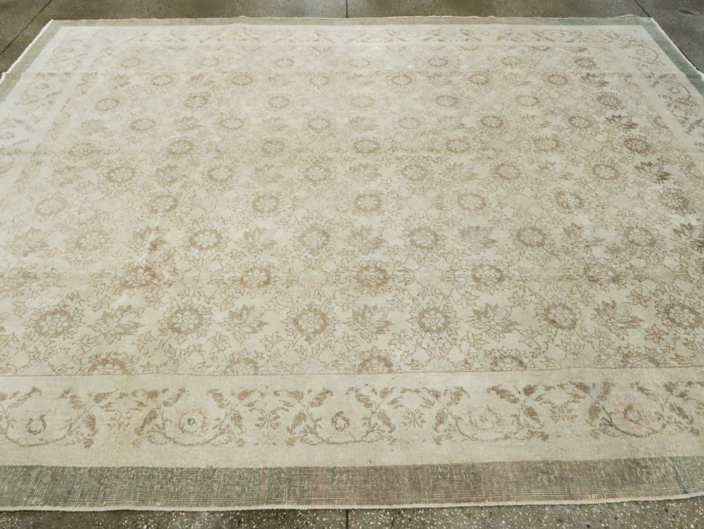 Vintage Turkish Sivas Distressed Rug, No.24401 - Galerie Shabab