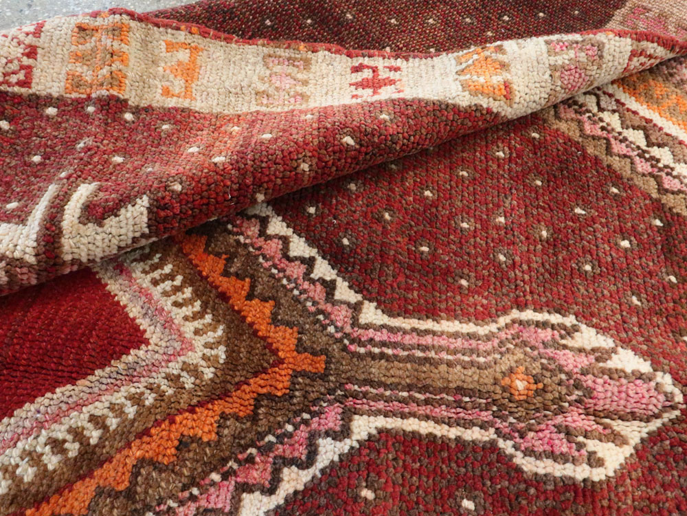 Vintage Turkish Anatolian Gallery Carpet, No.24418 - Galerie Shabab