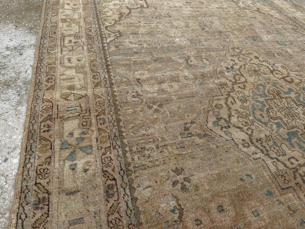 Antique Persian Sarouk Fereghan Accent Rug, No.24479 - Galerie Shabab