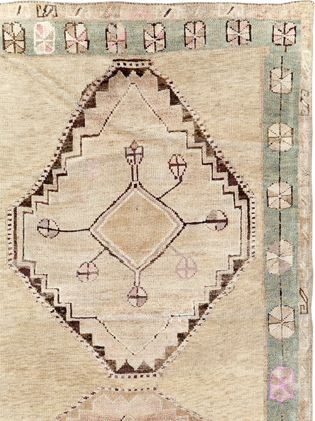 Vintage Turkish Anatolian Gallery Carpet, No.24534 - Galerie Shabab