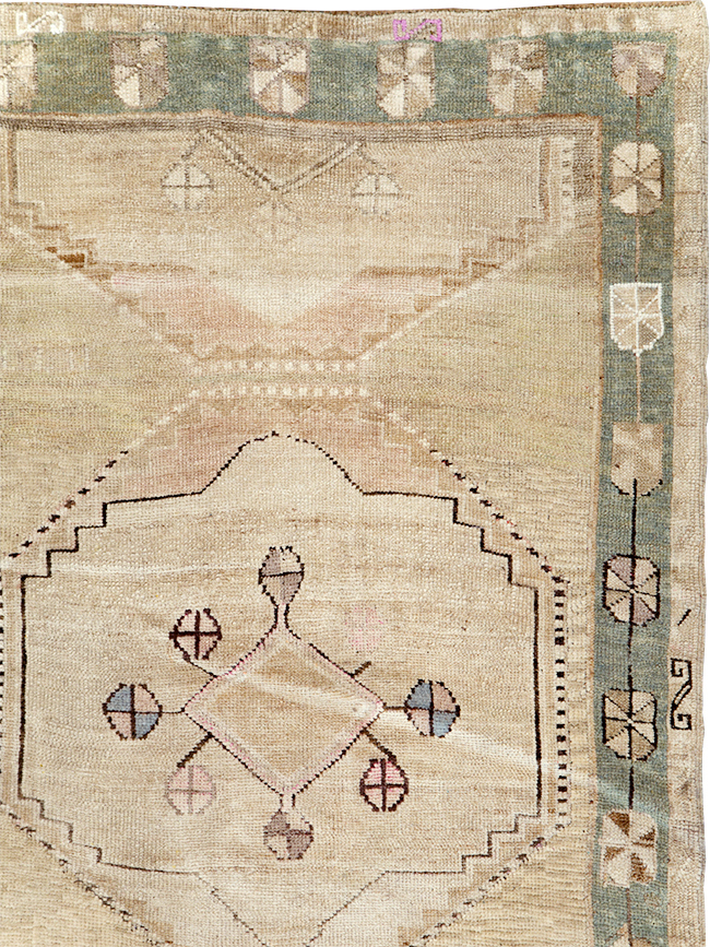 Vintage Turkish Anatolian Gallery Carpet, No.24534 - Galerie Shabab