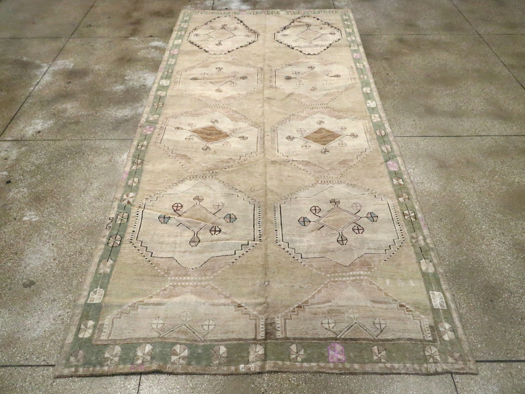 Vintage Turkish Anatolian Gallery Carpet, No.24534 - Galerie Shabab