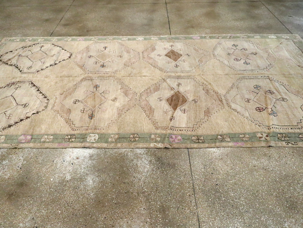 Vintage Turkish Anatolian Gallery Carpet, No.24534 - Galerie Shabab