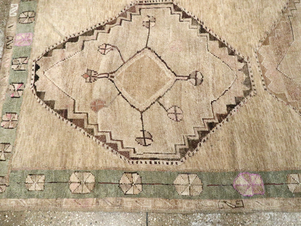 Vintage Turkish Anatolian Gallery Carpet, No.24534 - Galerie Shabab