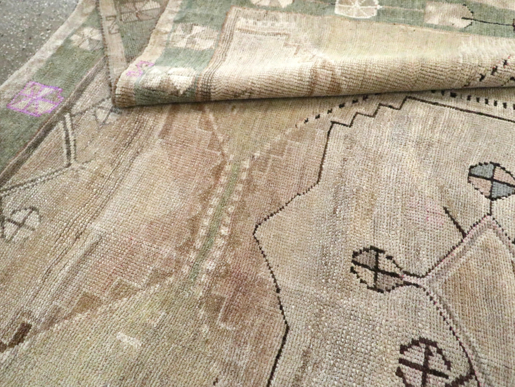 Vintage Turkish Anatolian Gallery Carpet, No.24534 - Galerie Shabab