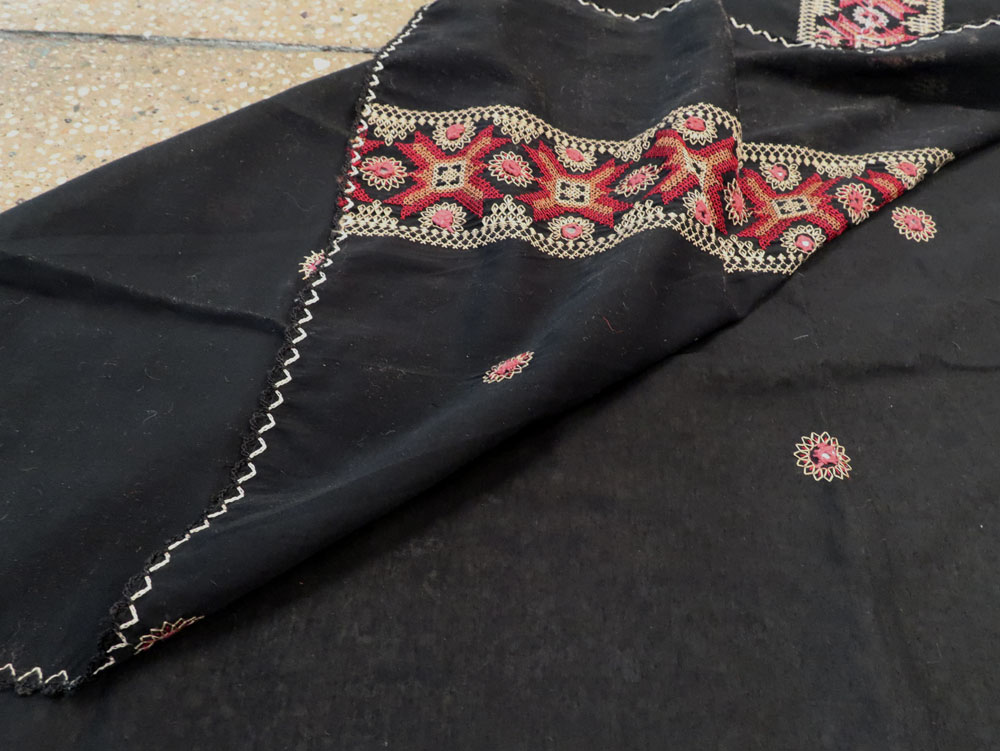 Vintage Persian Embroidered Textile, No.24590 - Galerie Shabab