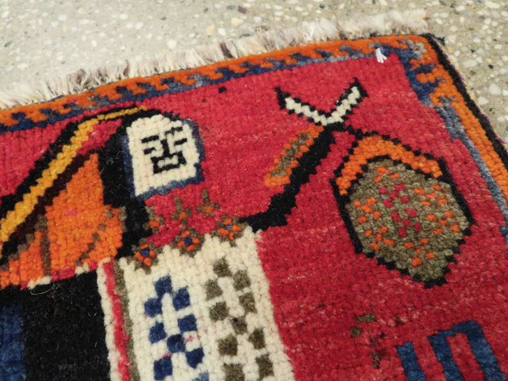 Vintage Persian Shiraz Pictorial Rug, No.24608 - Galerie Shabab