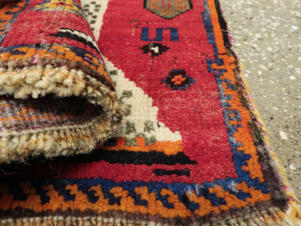 Vintage Persian Shiraz Pictorial Rug, No.24608 - Galerie Shabab