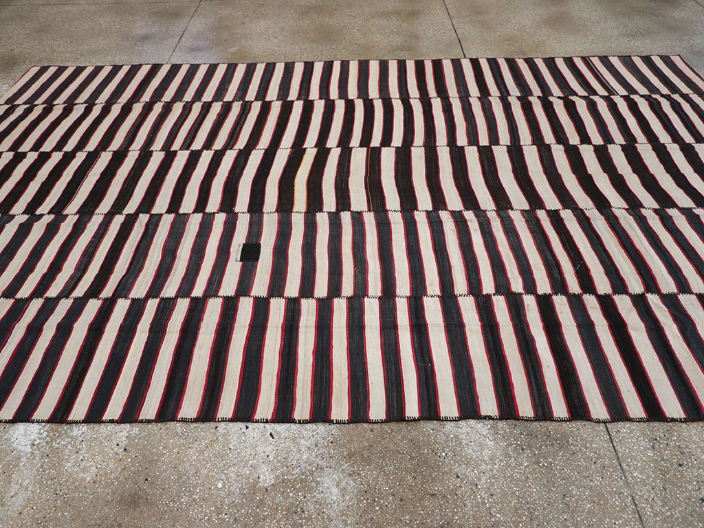 Vintage Persian Flatweave Kilim Room Size Carpet, No.24627 - Galerie Shabab