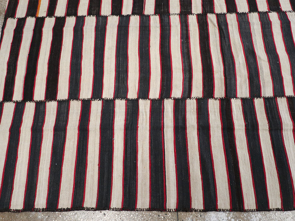 Vintage Persian Flatweave Kilim Room Size Carpet, No.24627 - Galerie Shabab