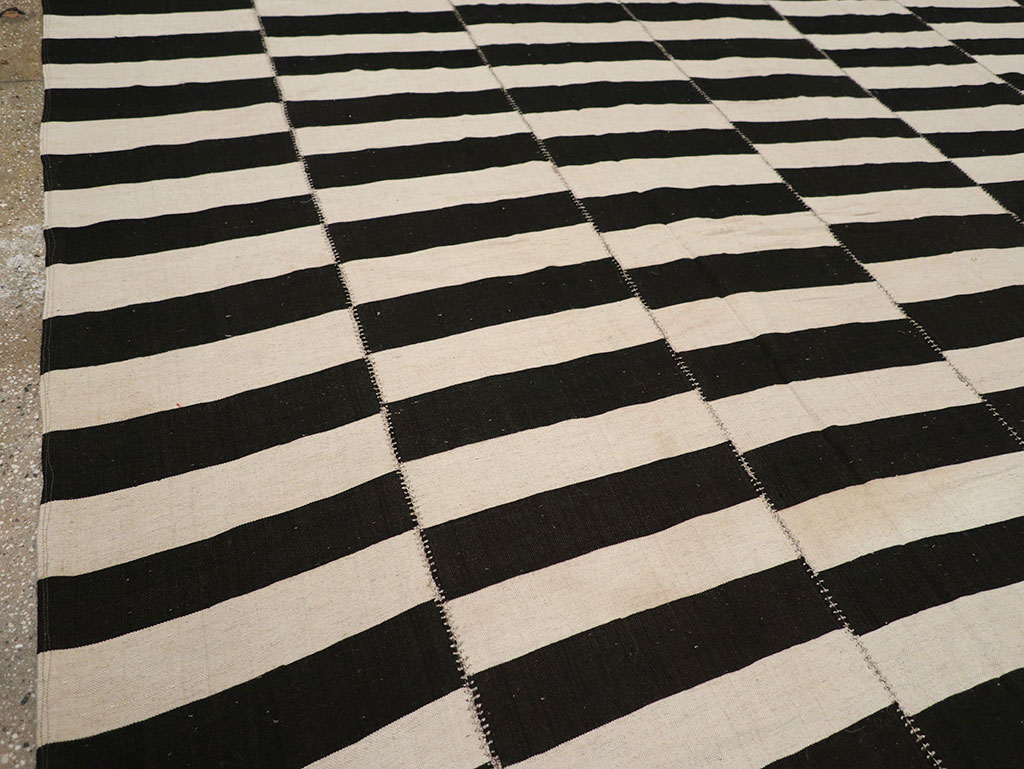 Modern Persian Flatweave Kilim Room Size Carpet, No.24628 - Galerie Shabab