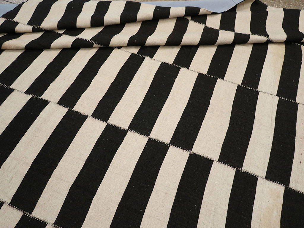 Modern Persian Flatweave Kilim Room Size Carpet, No.24628 - Galerie Shabab