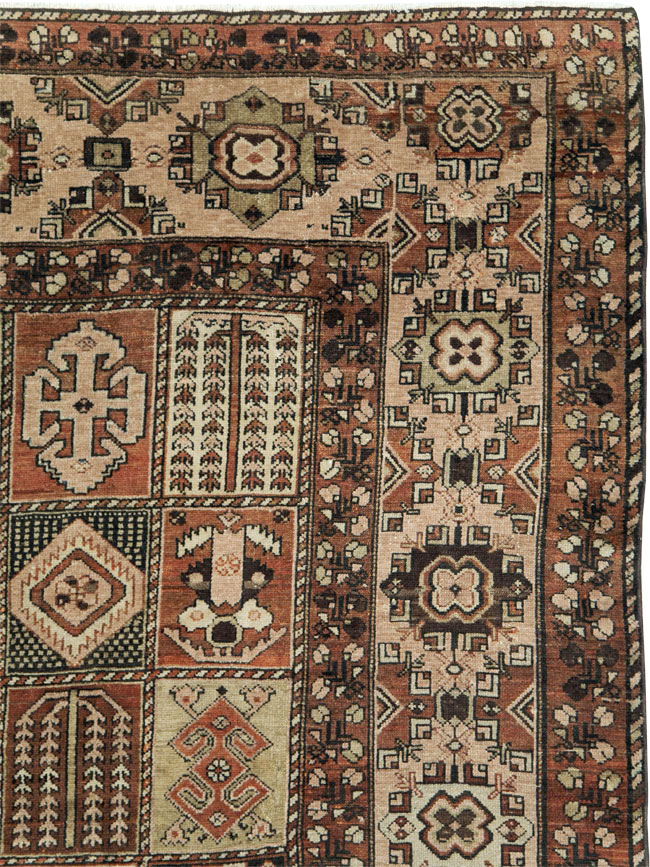 Vintage Persian Bakhtiari Room Size Rug, No.24672 - Galerie Shabab
