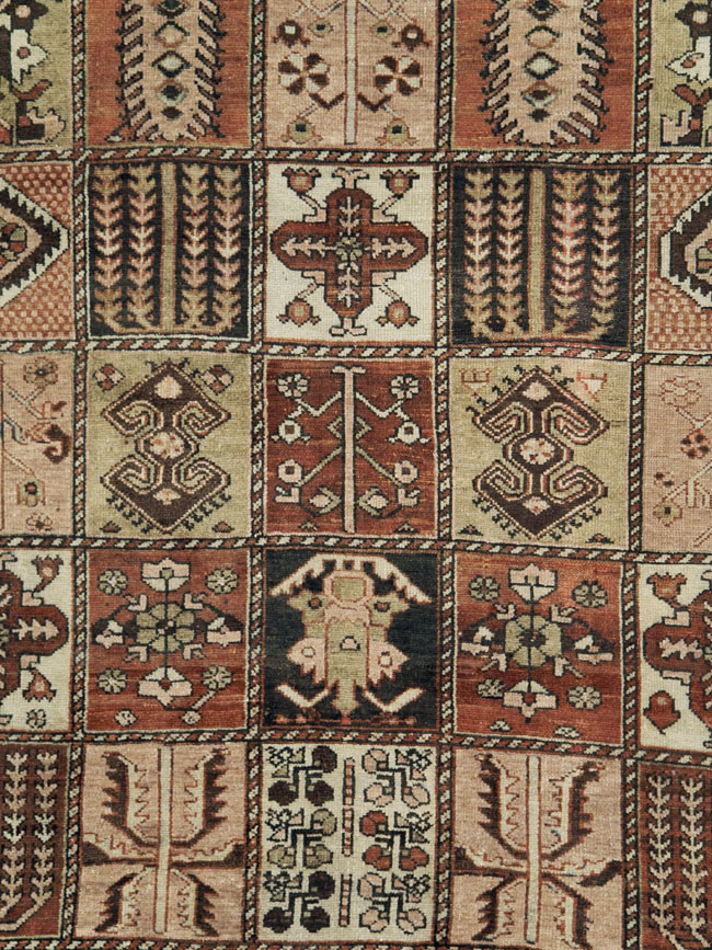 Vintage Persian Bakhtiari Room Size Rug, No.24672 - Galerie Shabab