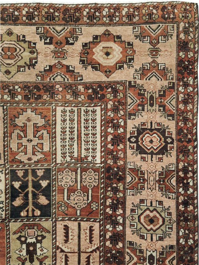 Vintage Persian Bakhtiari Room Size Rug, No.24672 - Galerie Shabab