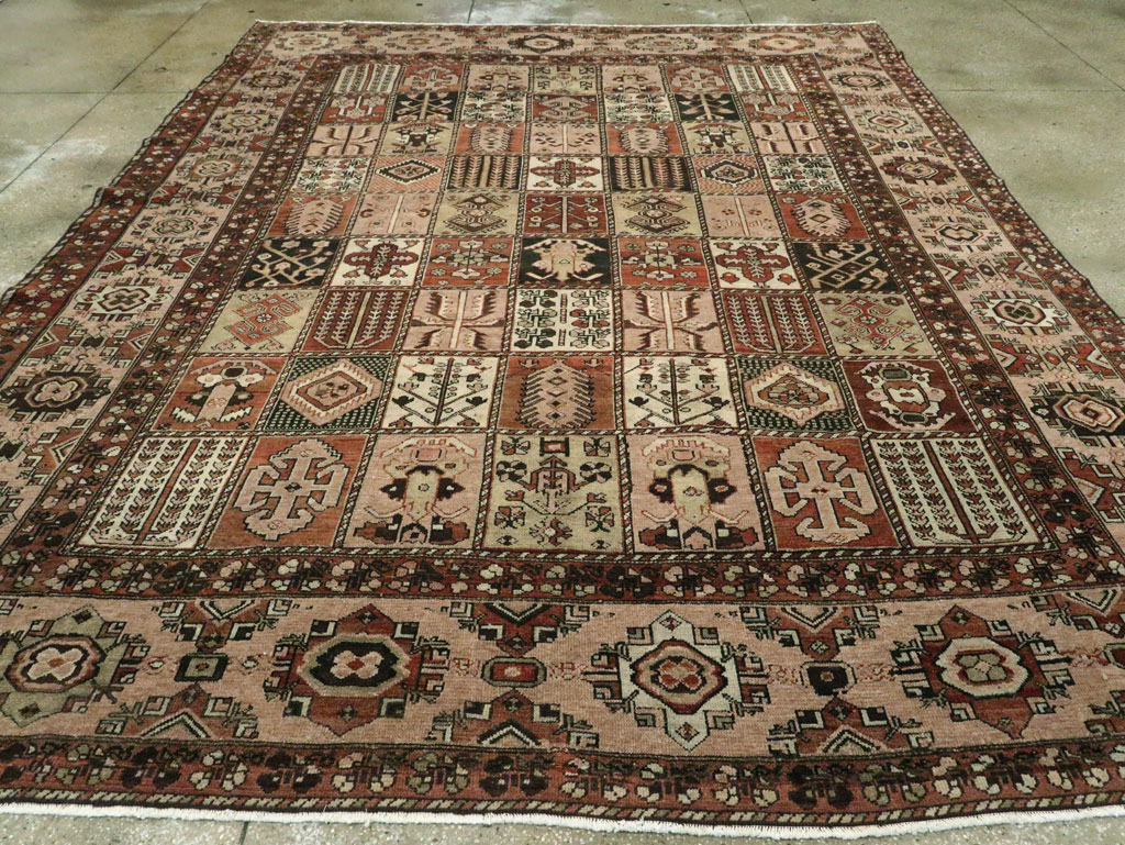 Vintage Persian Bakhtiari Room Size Rug, No.24672 - Galerie Shabab