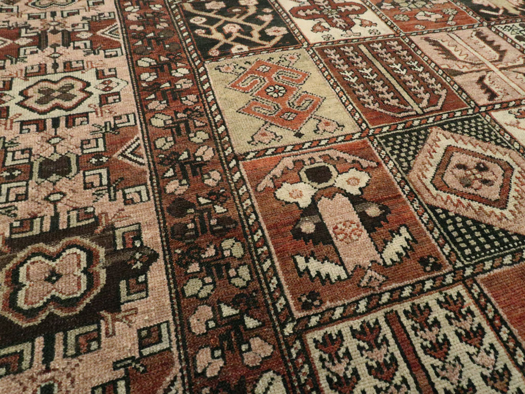 Vintage Persian Bakhtiari Room Size Rug, No.24672 - Galerie Shabab