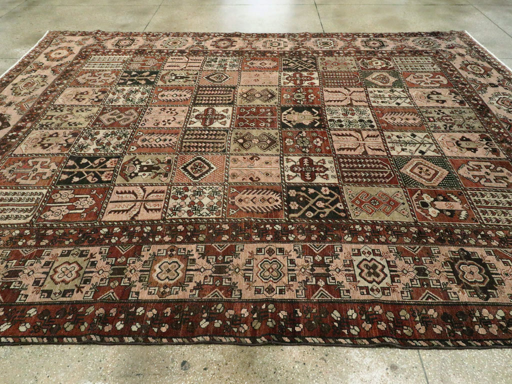 Vintage Persian Bakhtiari Room Size Rug, No.24672 - Galerie Shabab