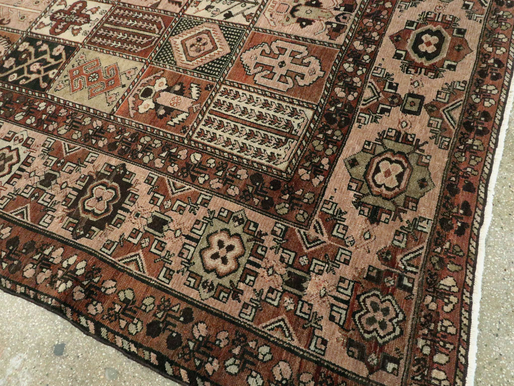 Vintage Persian Bakhtiari Room Size Rug, No.24672 - Galerie Shabab