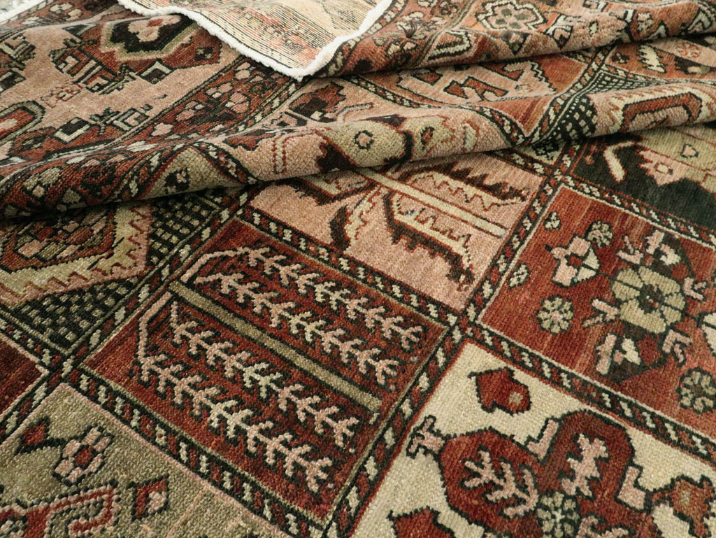 Vintage Persian Bakhtiari Room Size Rug, No.24672 - Galerie Shabab