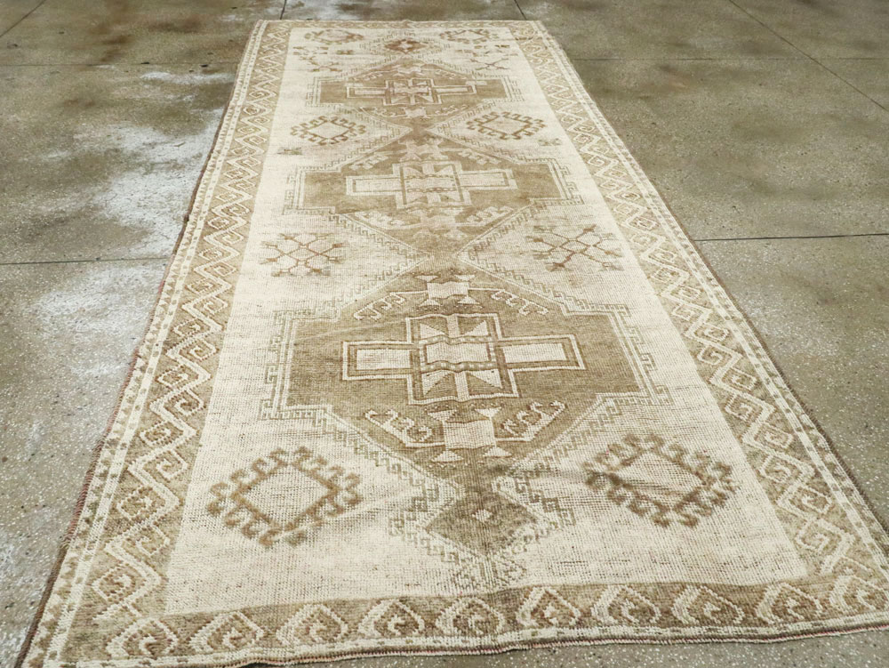 Vintage Turkish Anatolian Gallery Carpet, No.24737 - Galerie Shabab