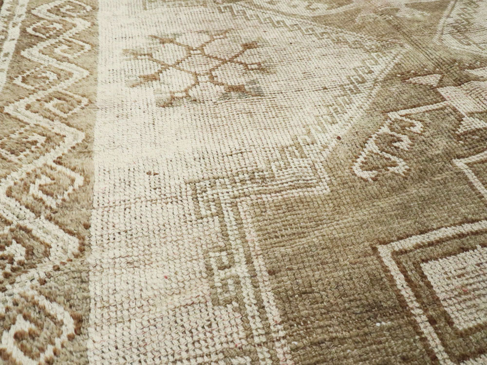 Vintage Turkish Anatolian Gallery Carpet, No.24737 - Galerie Shabab