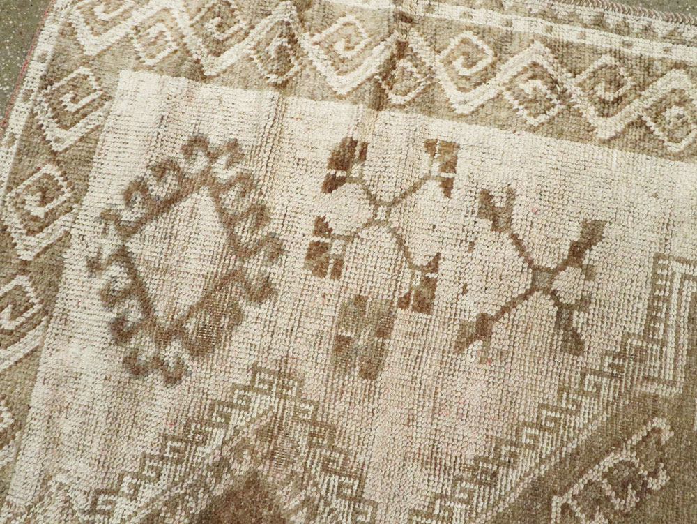 Vintage Turkish Anatolian Gallery Carpet, No.24737 - Galerie Shabab