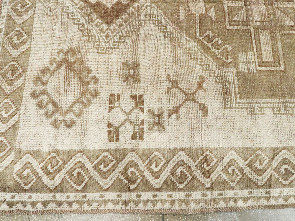 Vintage Turkish Anatolian Gallery Carpet, No.24737 - Galerie Shabab