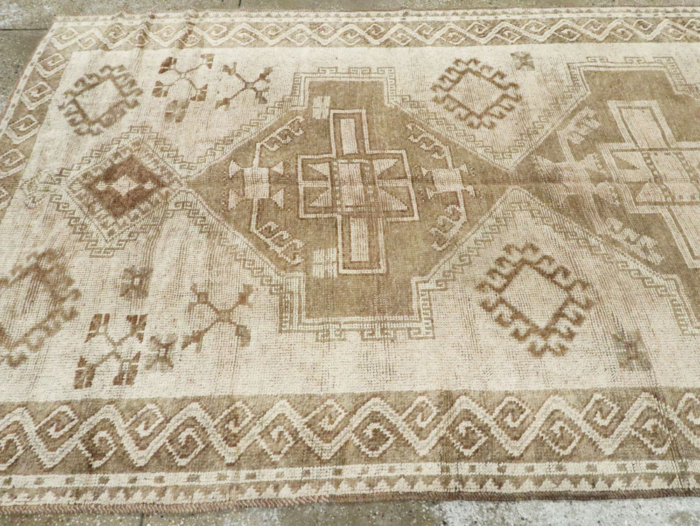 Vintage Turkish Anatolian Gallery Carpet, No.24737 - Galerie Shabab