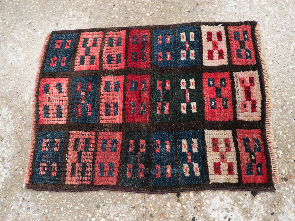 Vintage Persian Gabbeh Throw Rug, No.25174 - Galerie Shabab