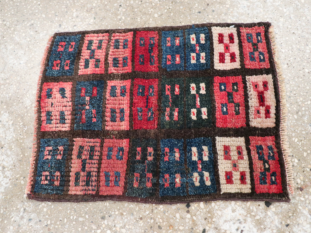 Vintage Persian Gabbeh Throw Rug, No.25174 - Galerie Shabab