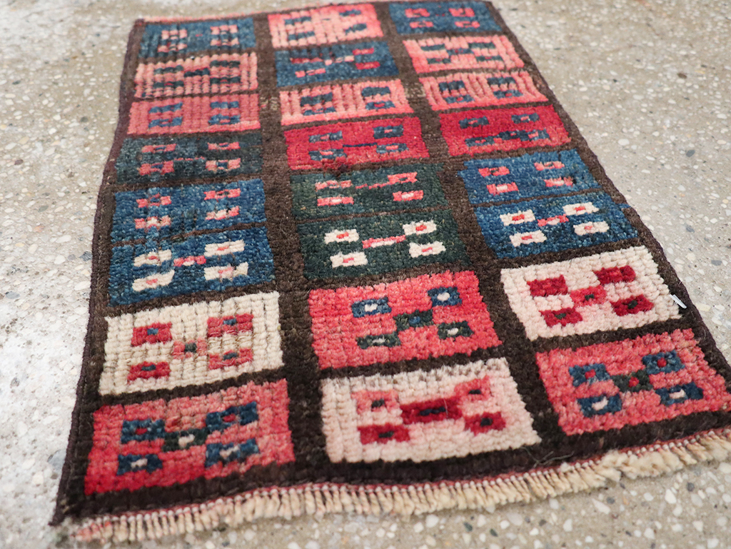 Vintage Persian Gabbeh Throw Rug, No.25174 - Galerie Shabab