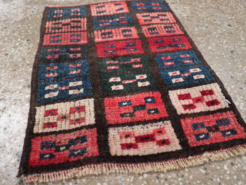 Vintage Persian Gabbeh Throw Rug, No.25174 - Galerie Shabab