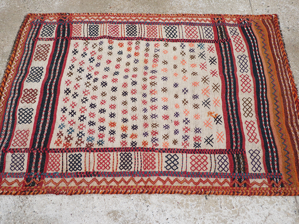 Vintage Persian Flatweave Kilim Throw Rug, No.25199 - Galerie Shabab
